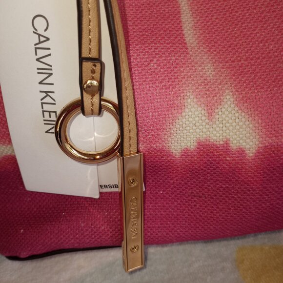 Calvin Klein Gabrianna reversible bucket bag with detachable wristlet - Picture 4 of 16